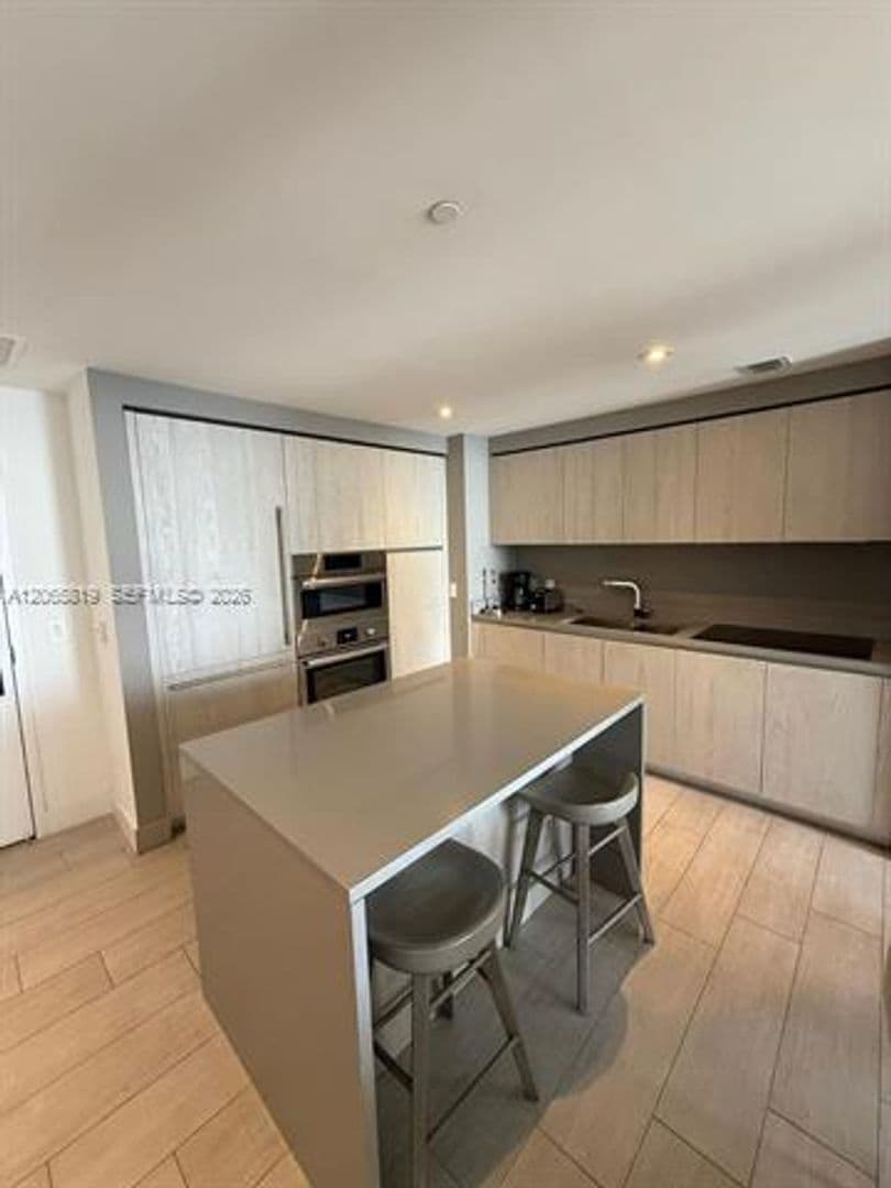 Hollywood Condo: 4010 S Ocean Dr cu-T3507