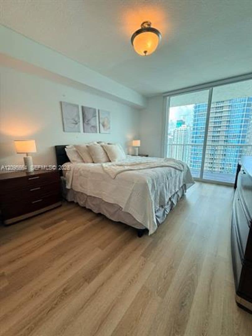 Miami Condo: 1200 Brickell Bay Dr cu-4220