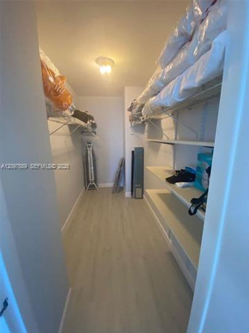 Miami Beach Condo: 2899 Collins Ave cu-1743