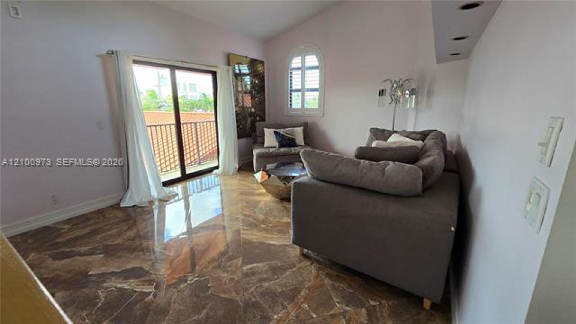 Hollywood House: 741 Tyler St # 741