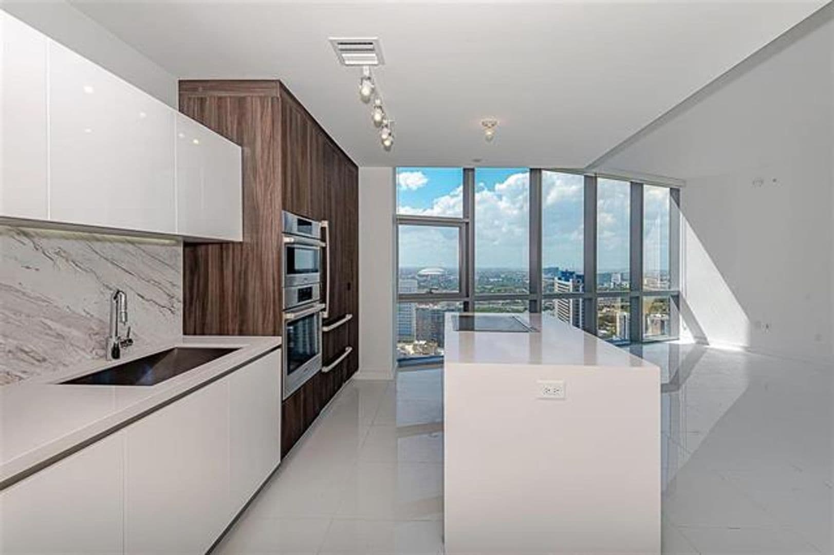 Miami Condo: 851 NE 1st Ave cu-2402