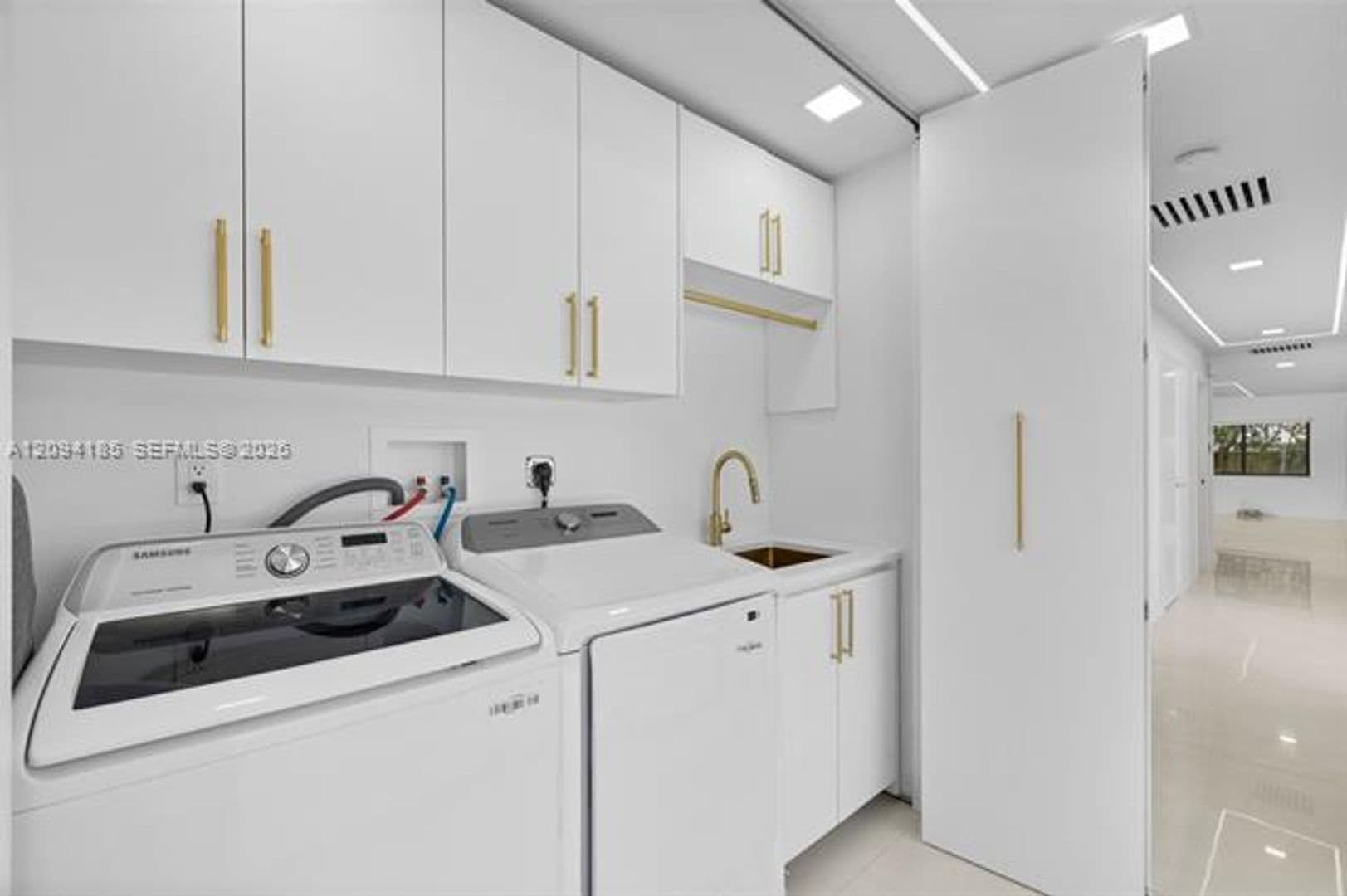 Hollywood House: 1117 Adams St # 1117