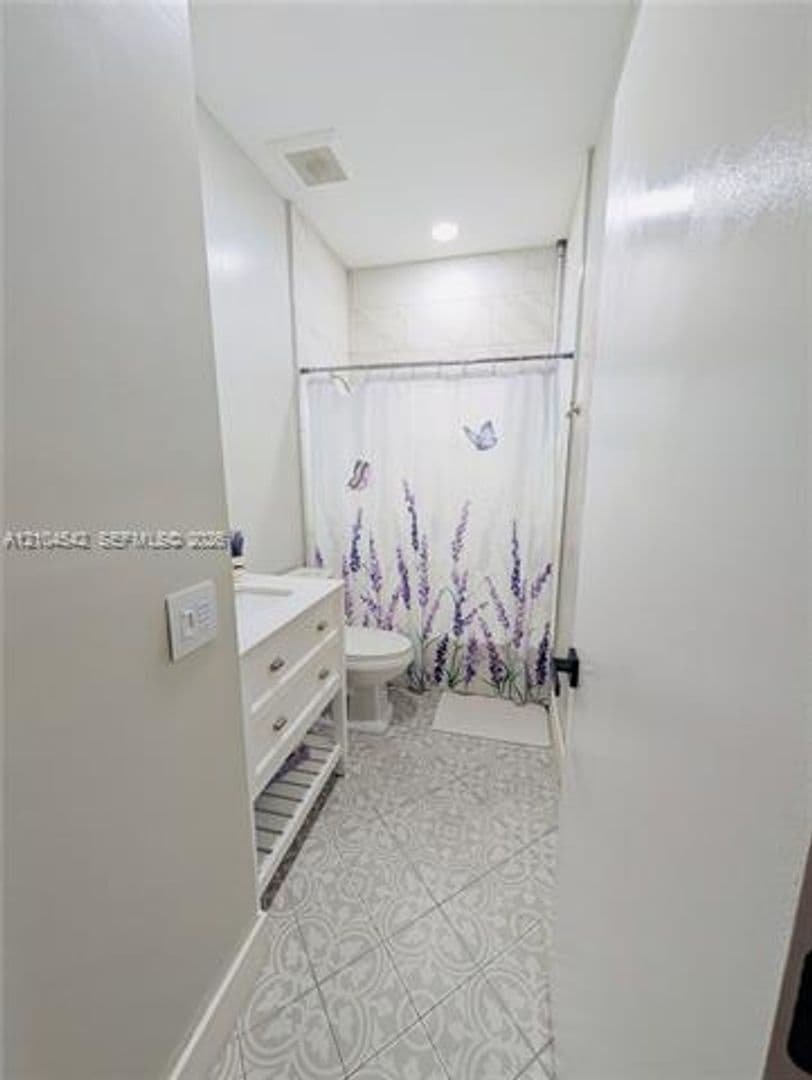 Hialeah House: 8137 NW 199th Ter # 8137
