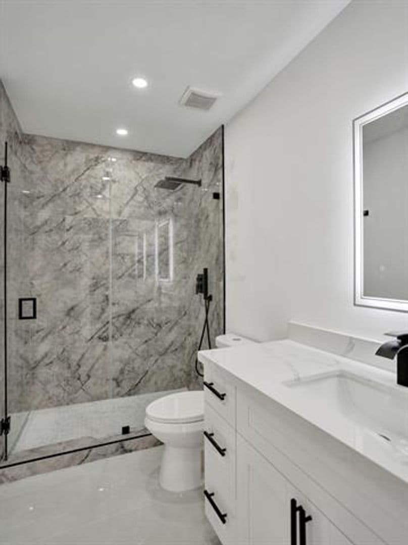 Hollywood House: 3234 Taft St # 3234