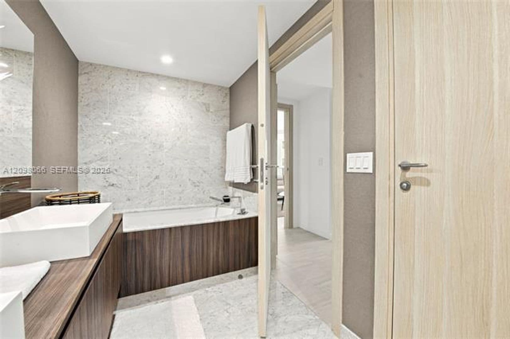 Miami Condo: 1000 Brickell Plz cu-3401
