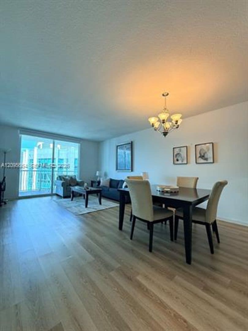 Miami Condo: 1200 Brickell Bay Dr cu-4220
