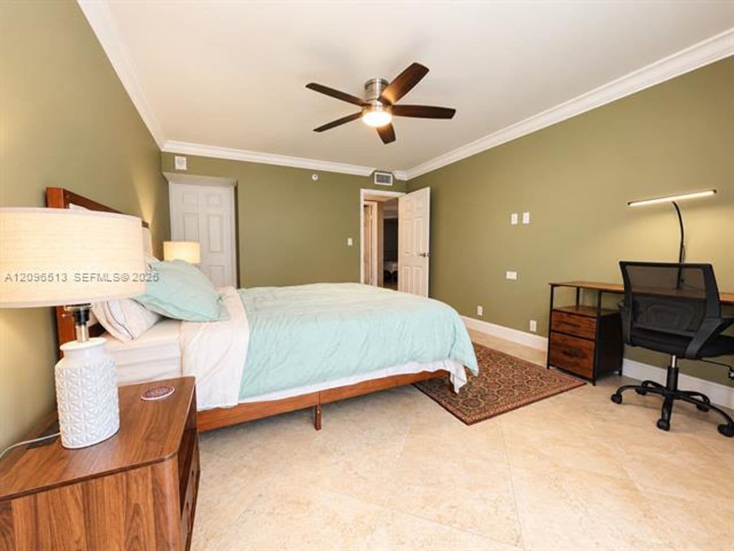 Miami Beach Condo: 2401 Collins Ave cu-1807