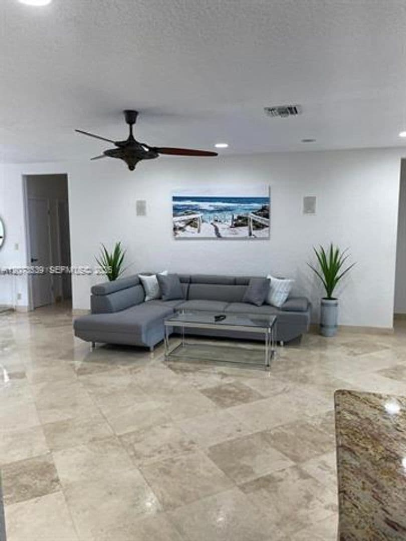 Hallandale Beach House: 612 Hibiscus Dr # 612
