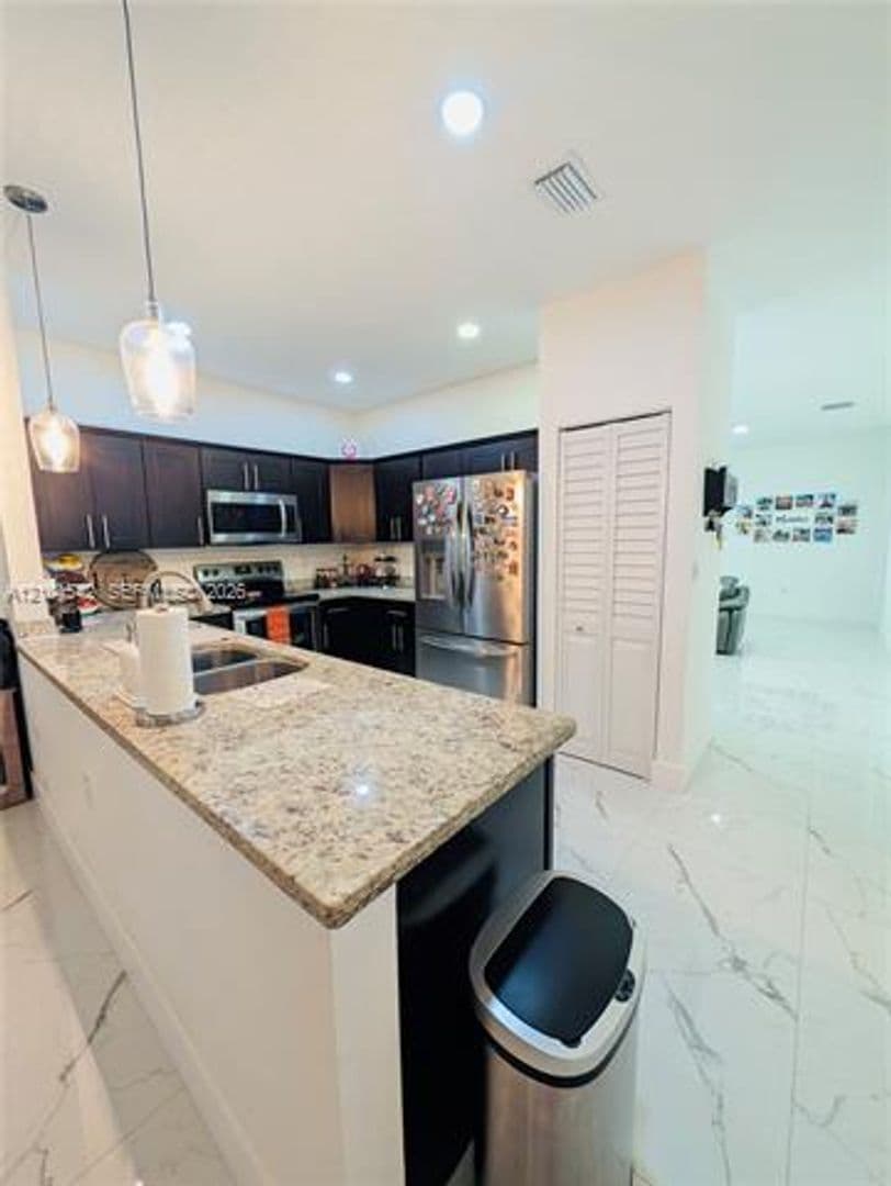 Hialeah House: 8137 NW 199th Ter # 8137