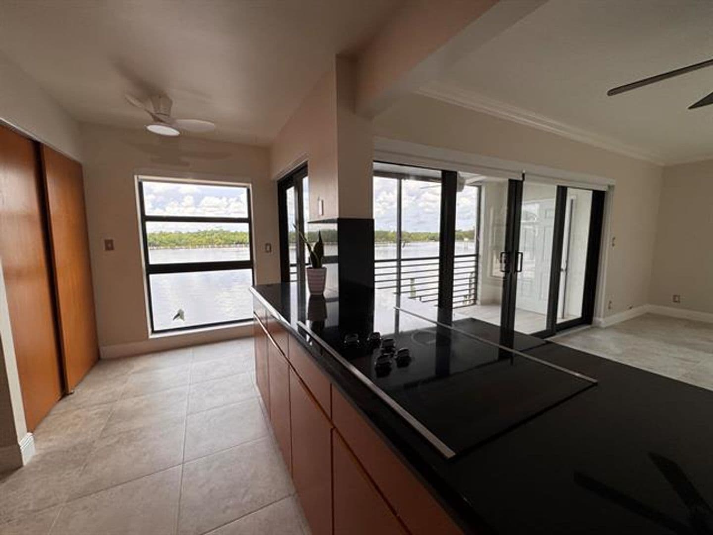 Hollywood Condo: 3200 N Ocean Dr cu-206