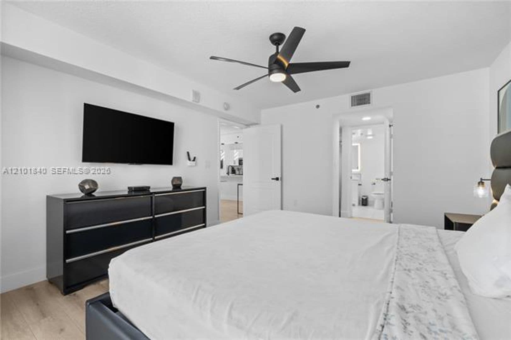 Miami Condo: 1200 Brickell Bay Dr cu-1907