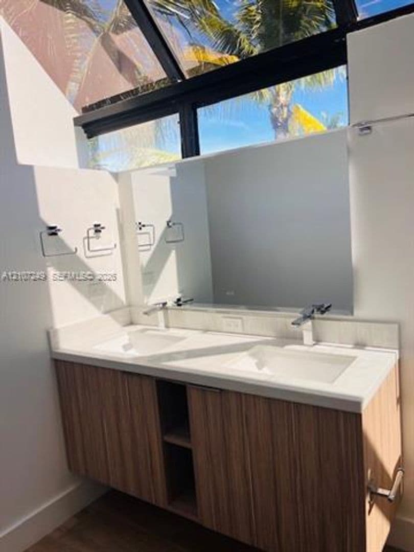 Key Biscayne House: 241 Harbor Dr # 241