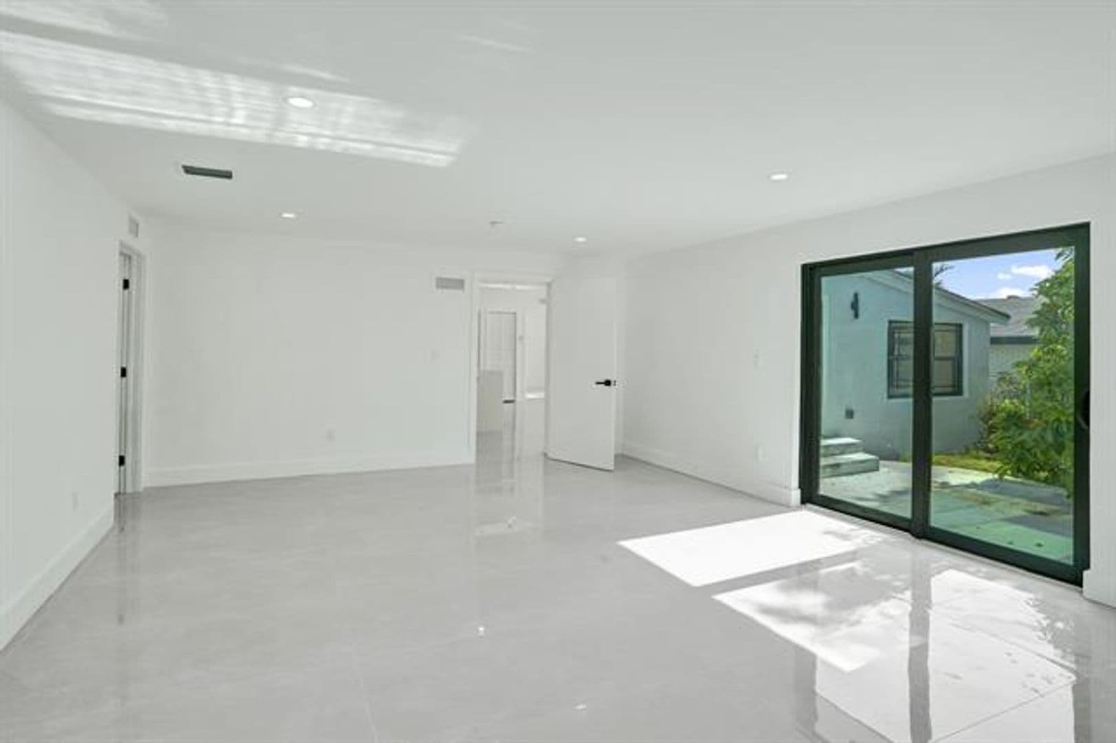 Hollywood House: 3234 Taft St # 3234