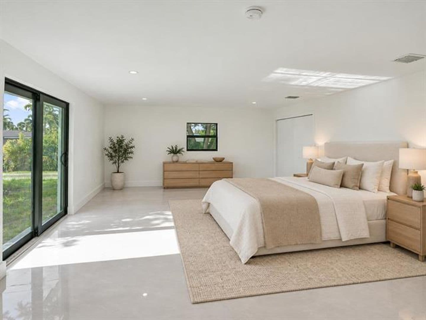 Hollywood House: 3234 Taft St # 3234