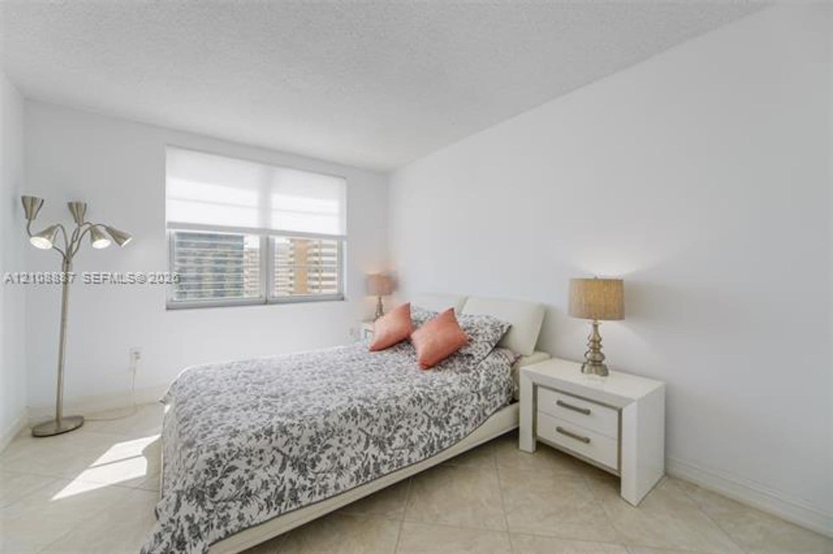 Hallandale Beach Condo: 1950 S Ocean Dr cu-18Q