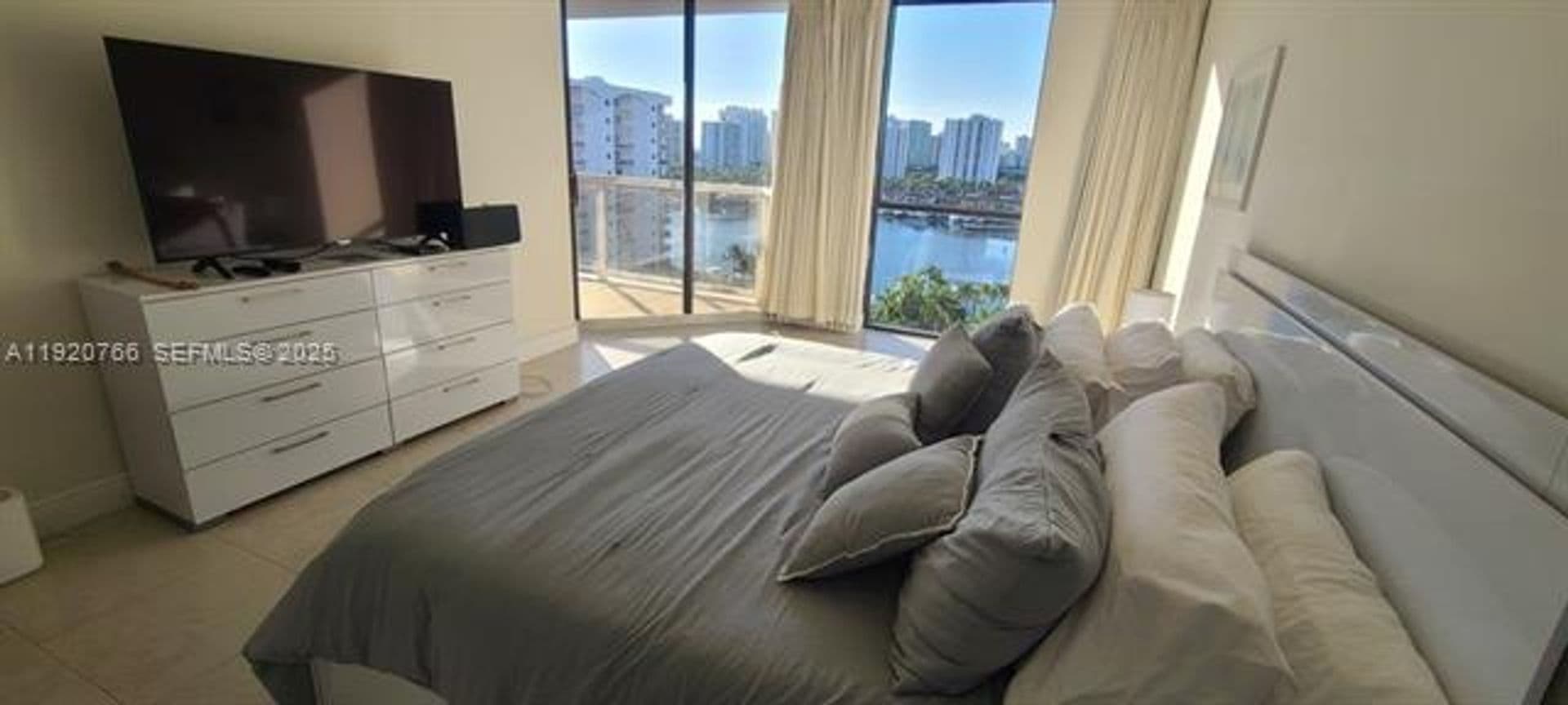 Aventura Condo: 3600 Yacht Club Dr cu-1204