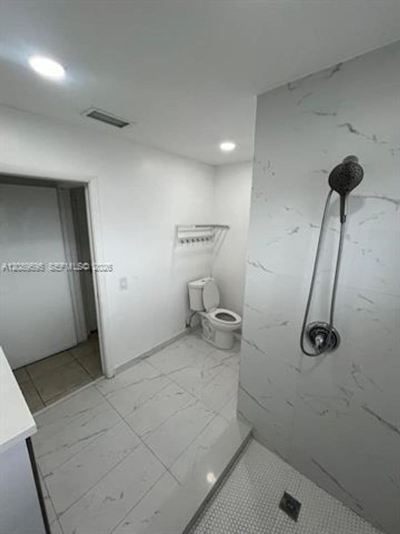 Hialeah House: 1400 W 39th Pl th 1400