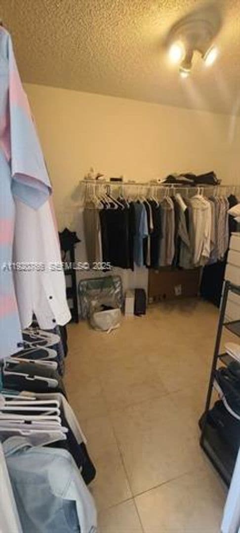 Aventura Condo: 3600 Yacht Club Dr cu-1204