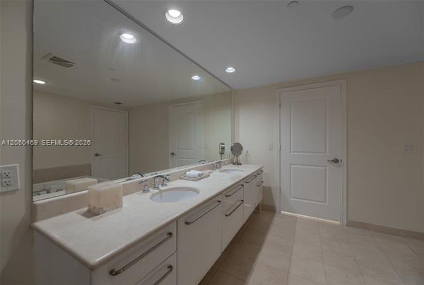 Hollywood Condo: 3101 S Ocean Dr cu-404