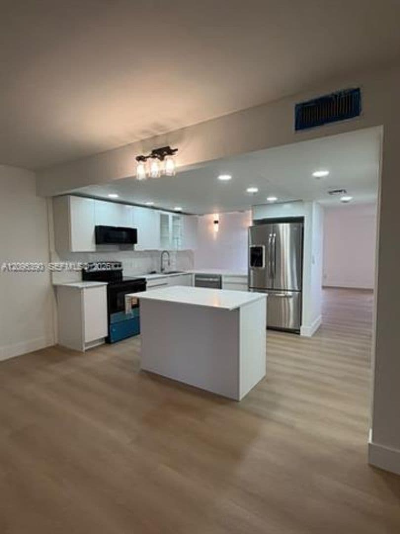 Plantation Townhome: 639 N University Dr th 17