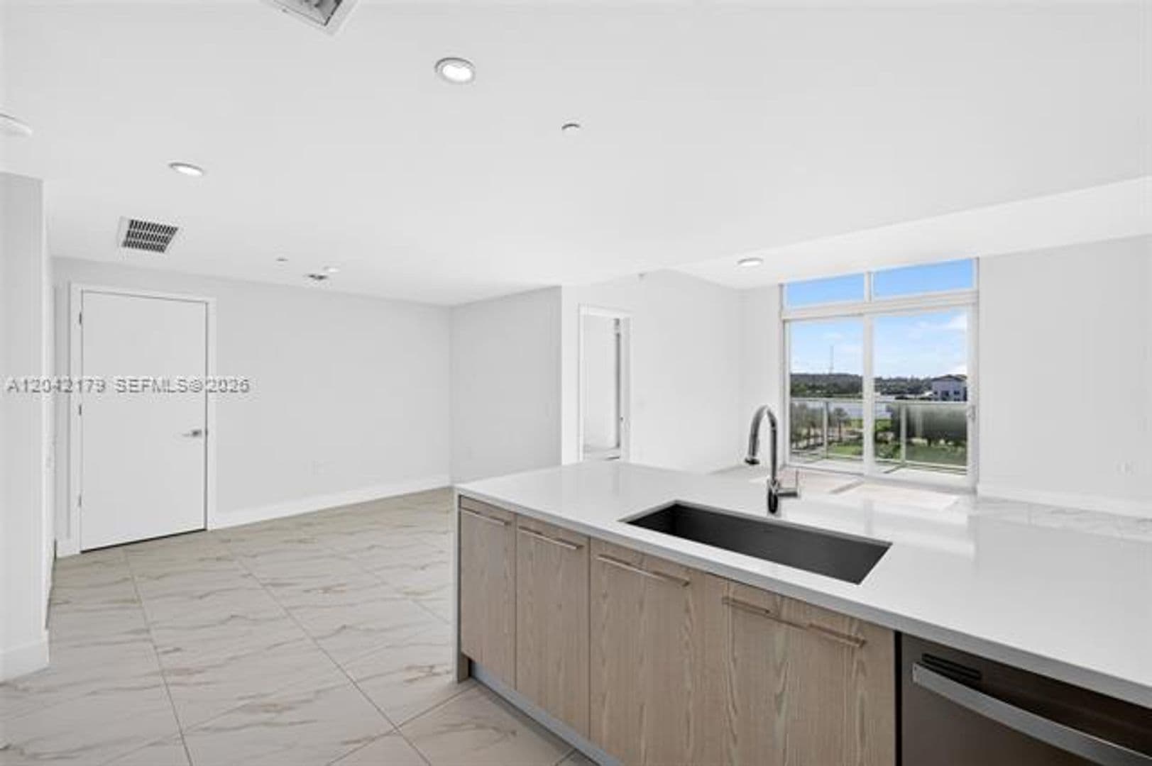 Sunrise Condo: 2000 Metropica Way cu-616