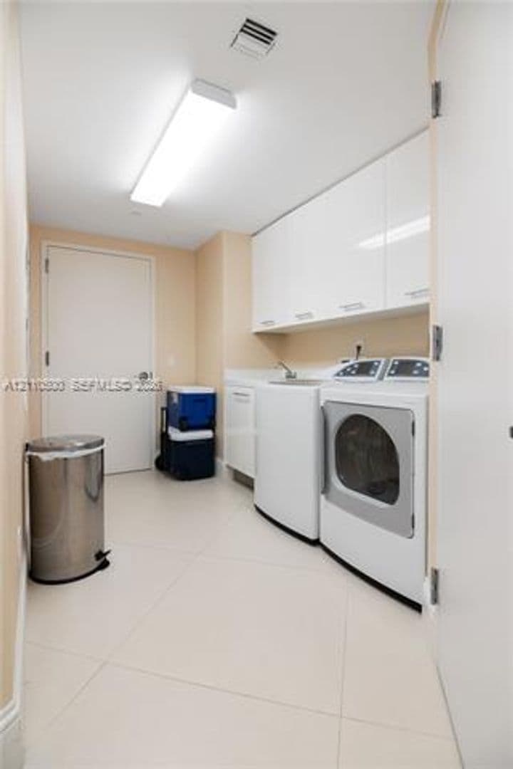 Hollywood Condo: 2711 S Ocean Dr cu-2205