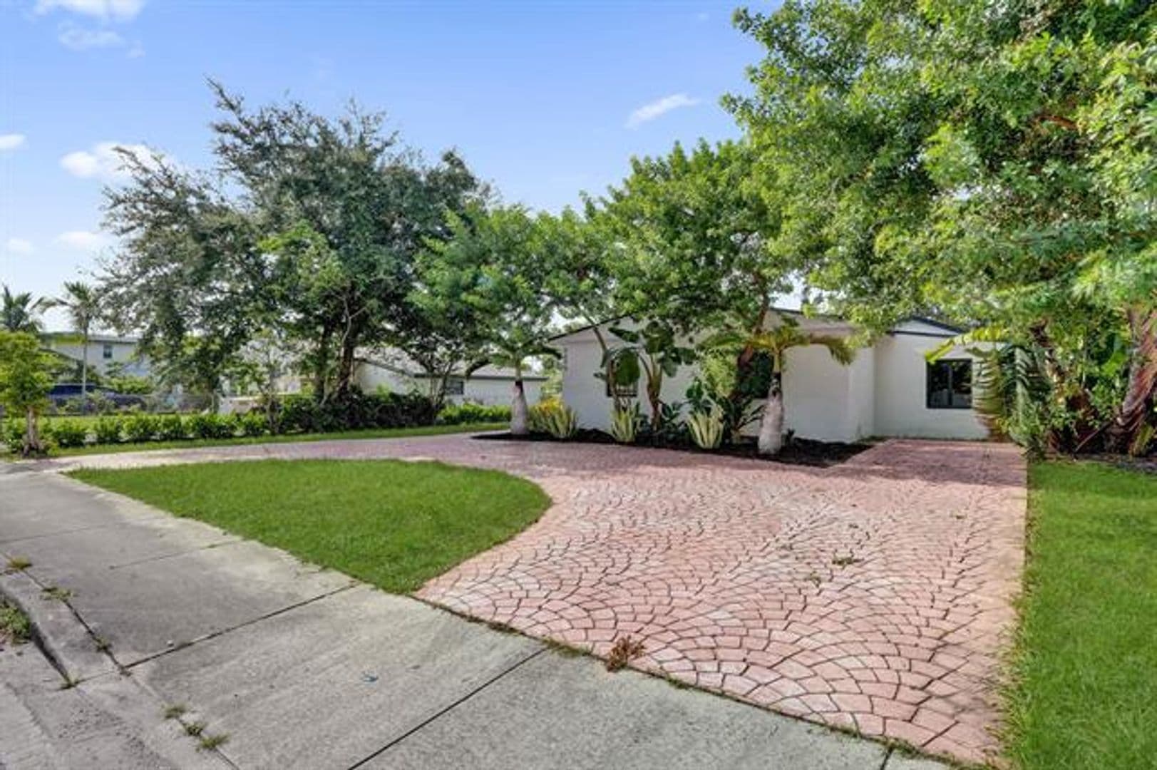 Hollywood House: 3234 Taft St # 3234