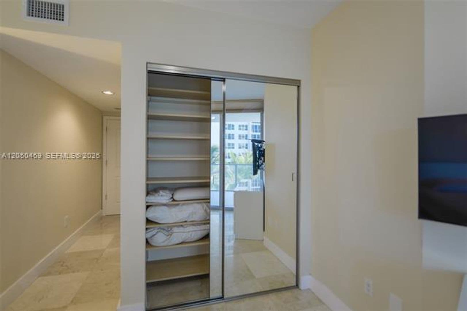 Hollywood Condo: 3101 S Ocean Dr cu-404