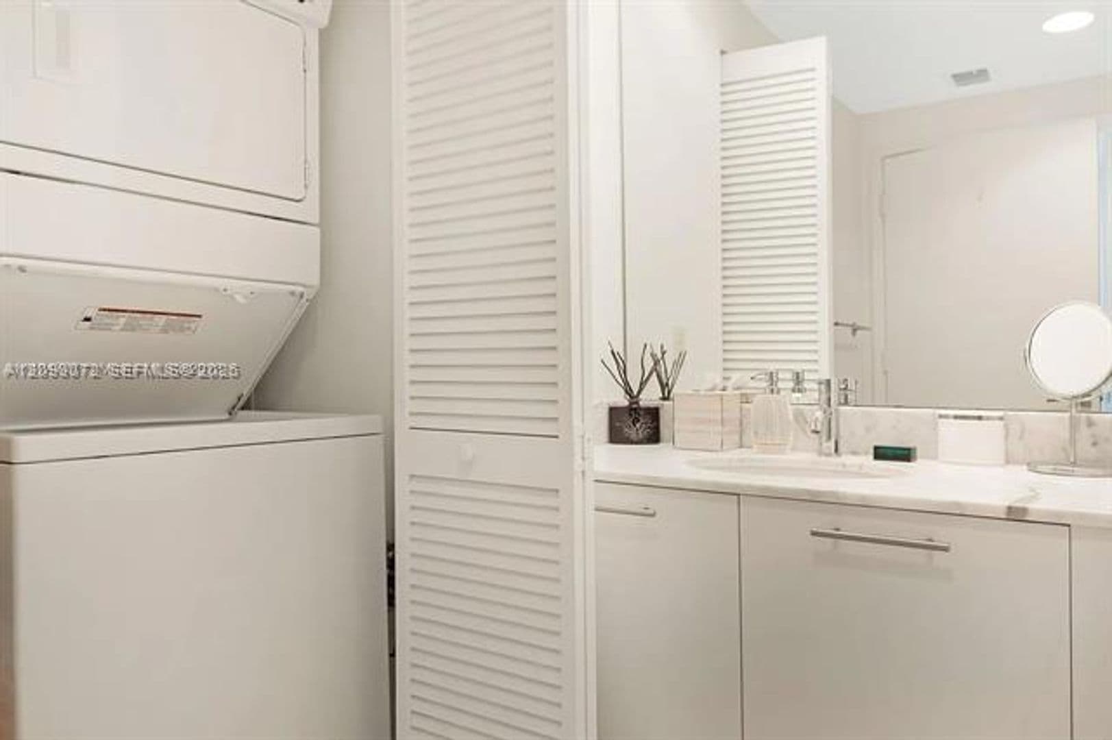 Miami Condo: 950 Brickell Bay Dr cu-3710