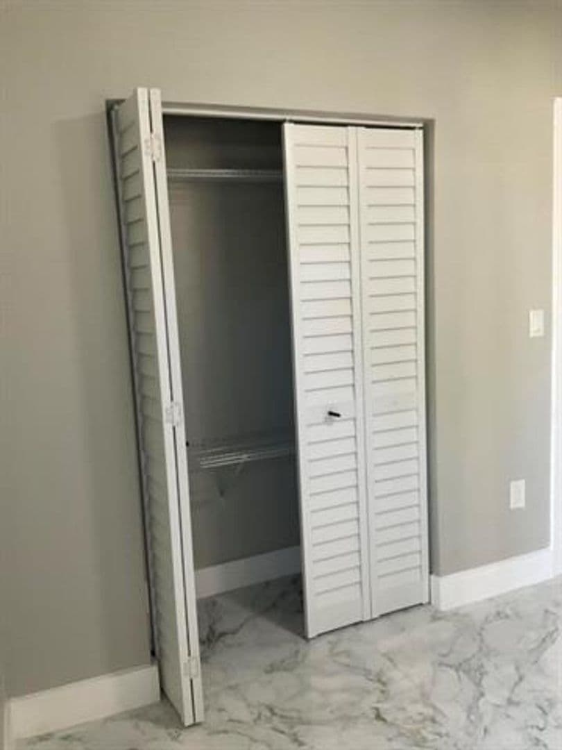 Hollywood House: 5540 Mayo St # 5540