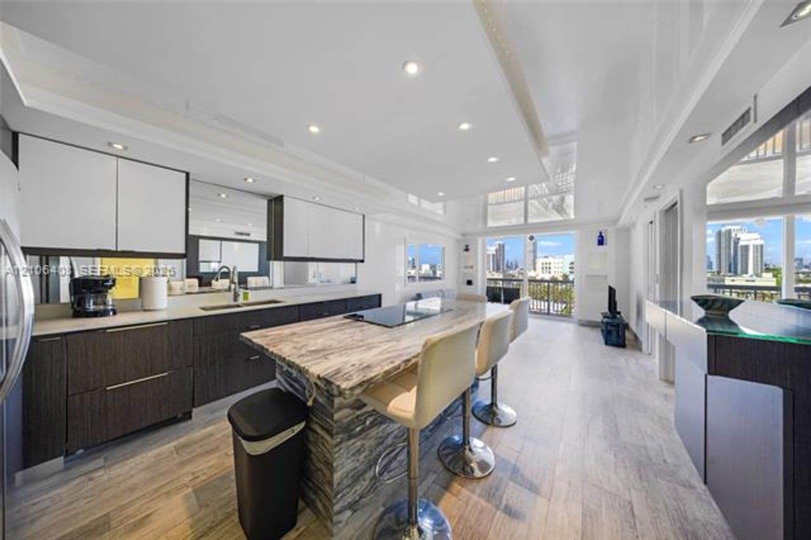Miami Beach Condo: 401 Ocean Dr cu-801