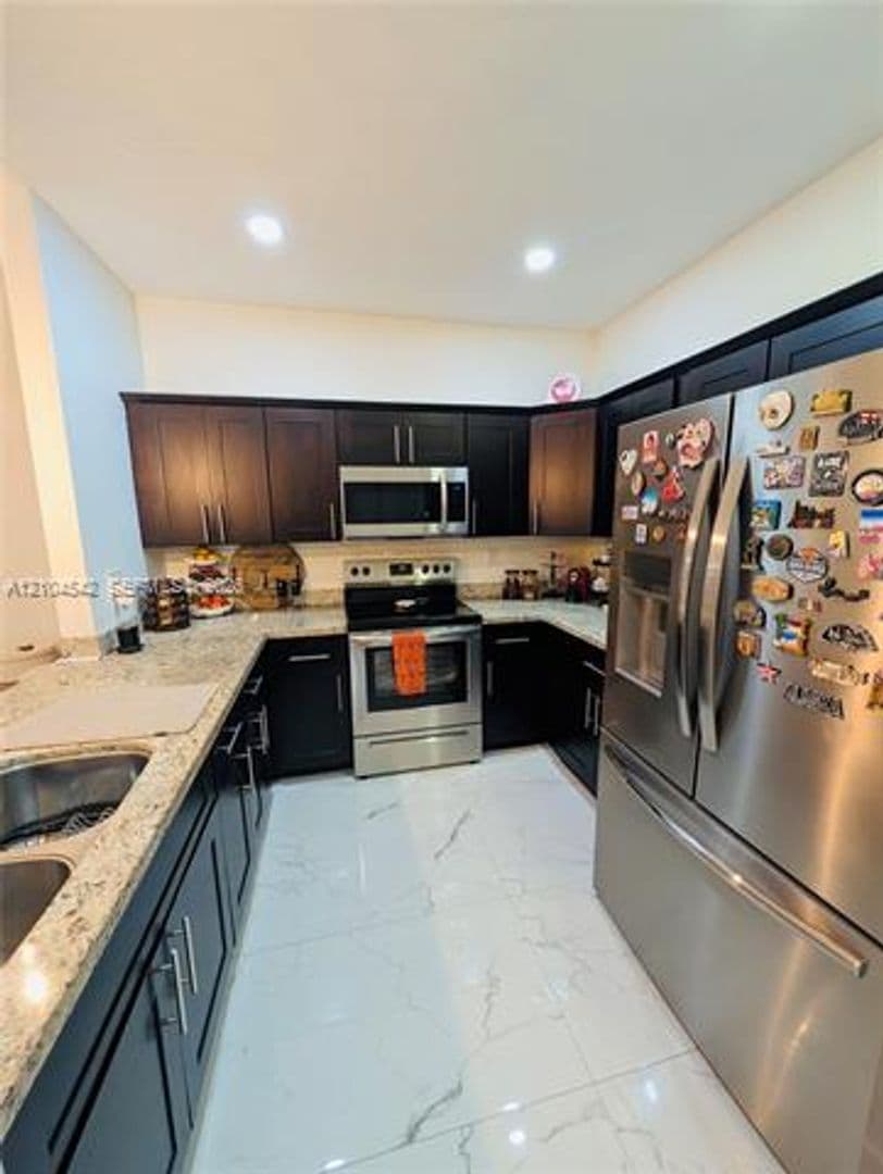 Hialeah House: 8137 NW 199th Ter # 8137