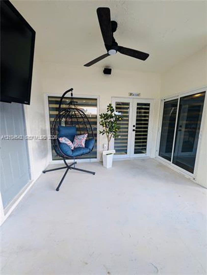 Hialeah House: 8137 NW 199th Ter # 8137