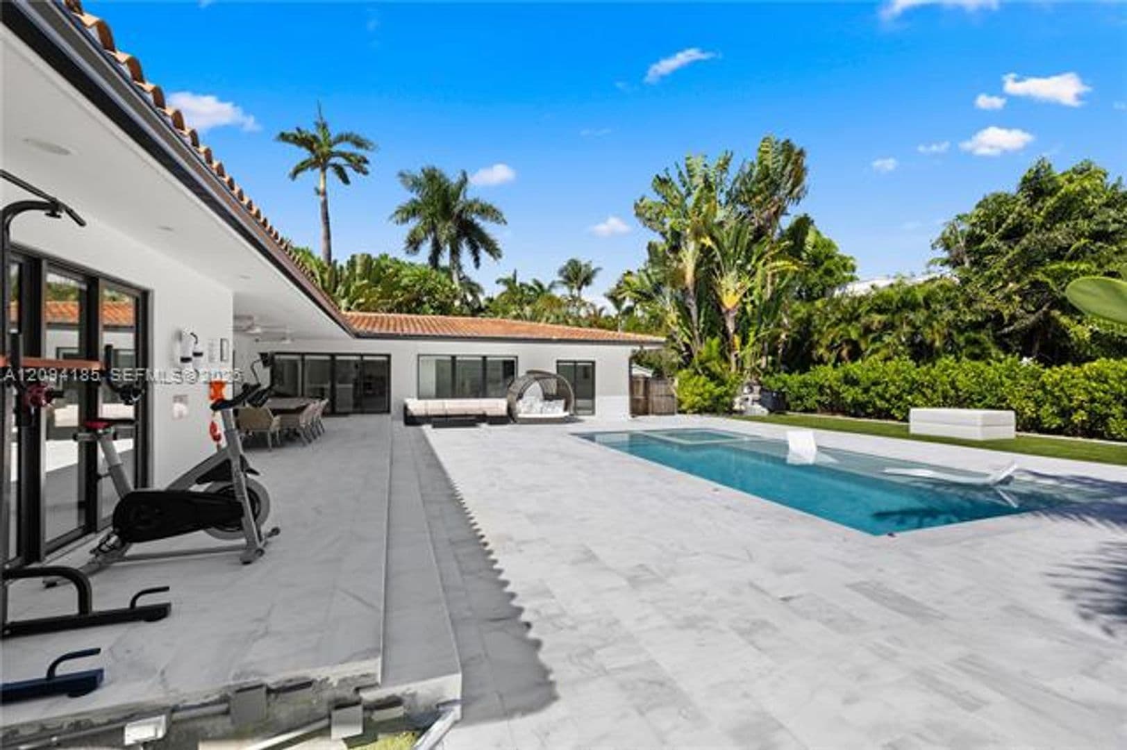 Hollywood House: 1117 Adams St # 1117
