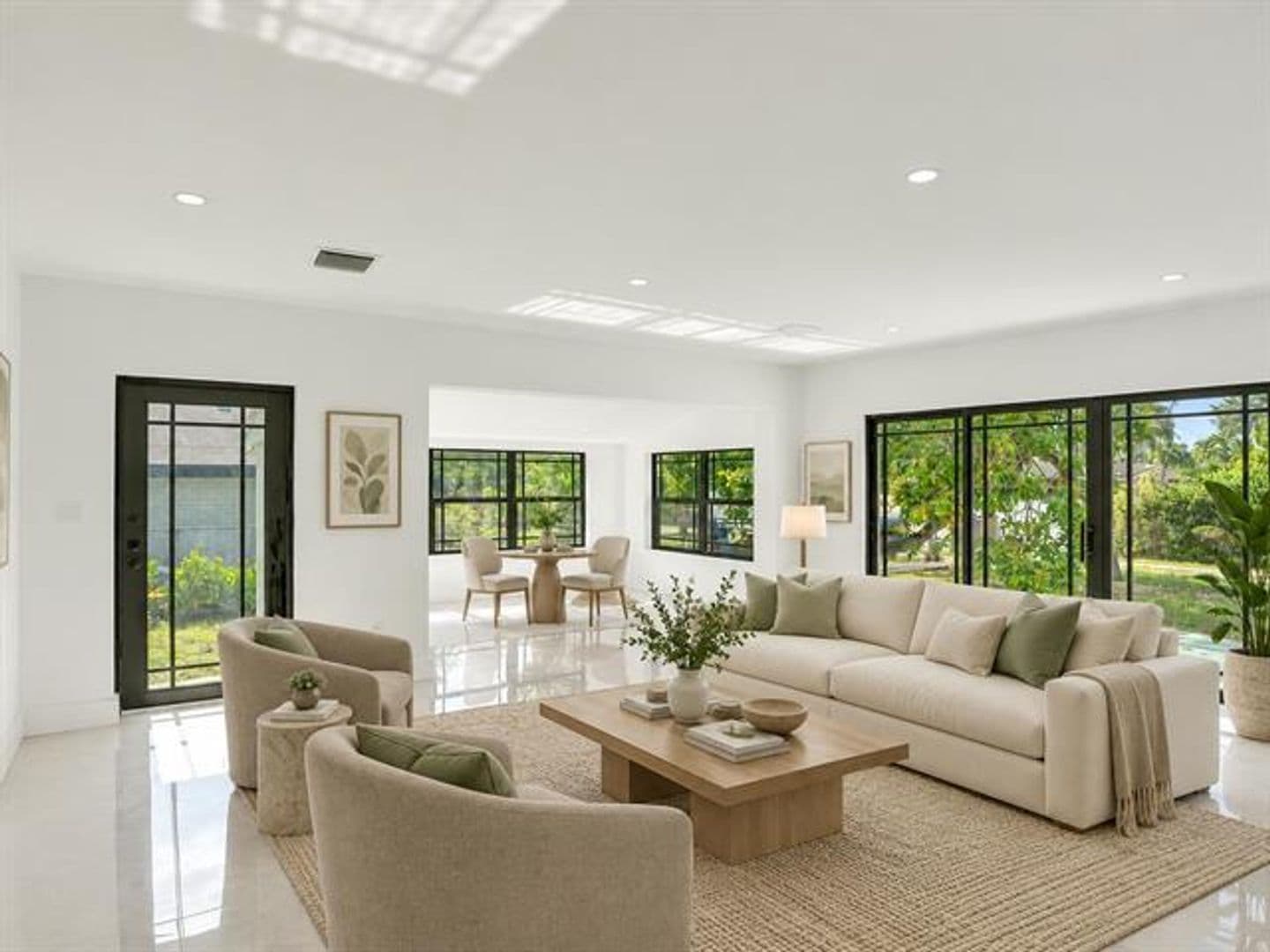 Hollywood House: 3234 Taft St # 3234