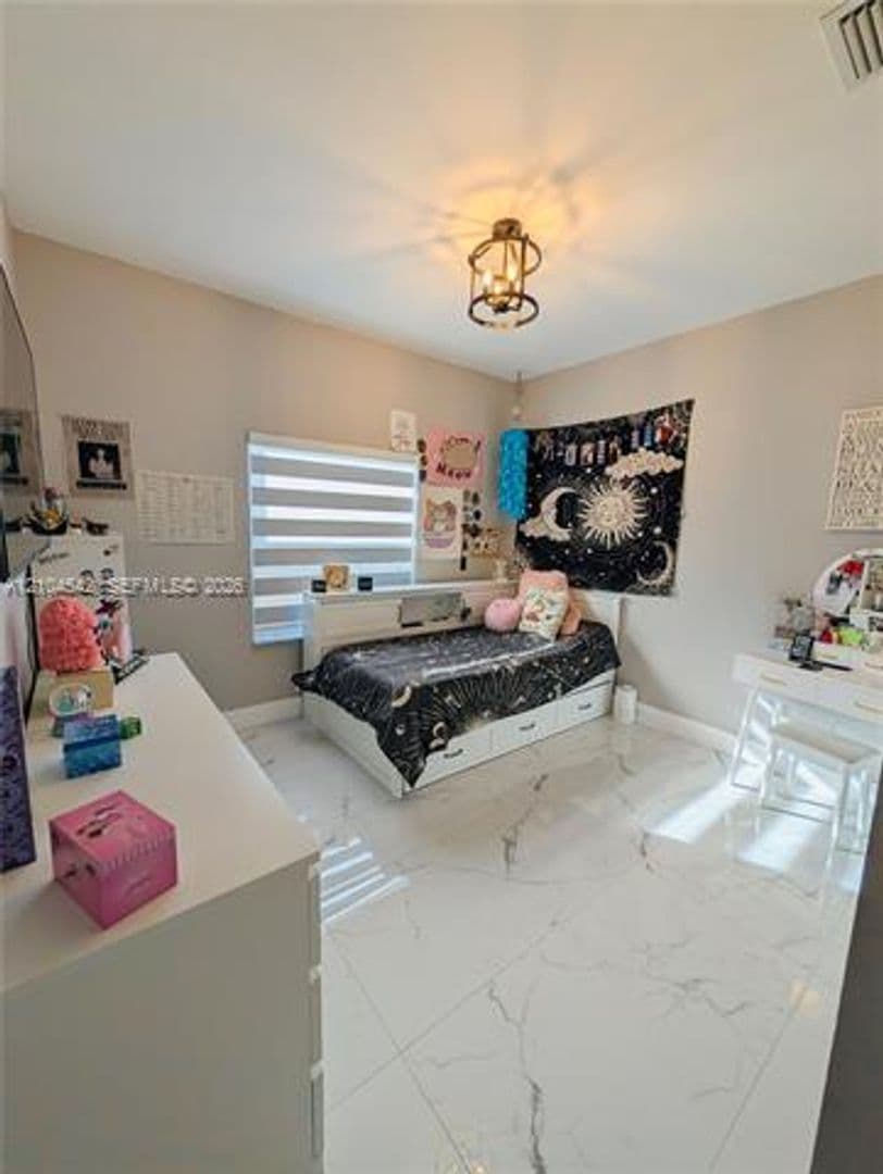 Hialeah House: 8137 NW 199th Ter # 8137