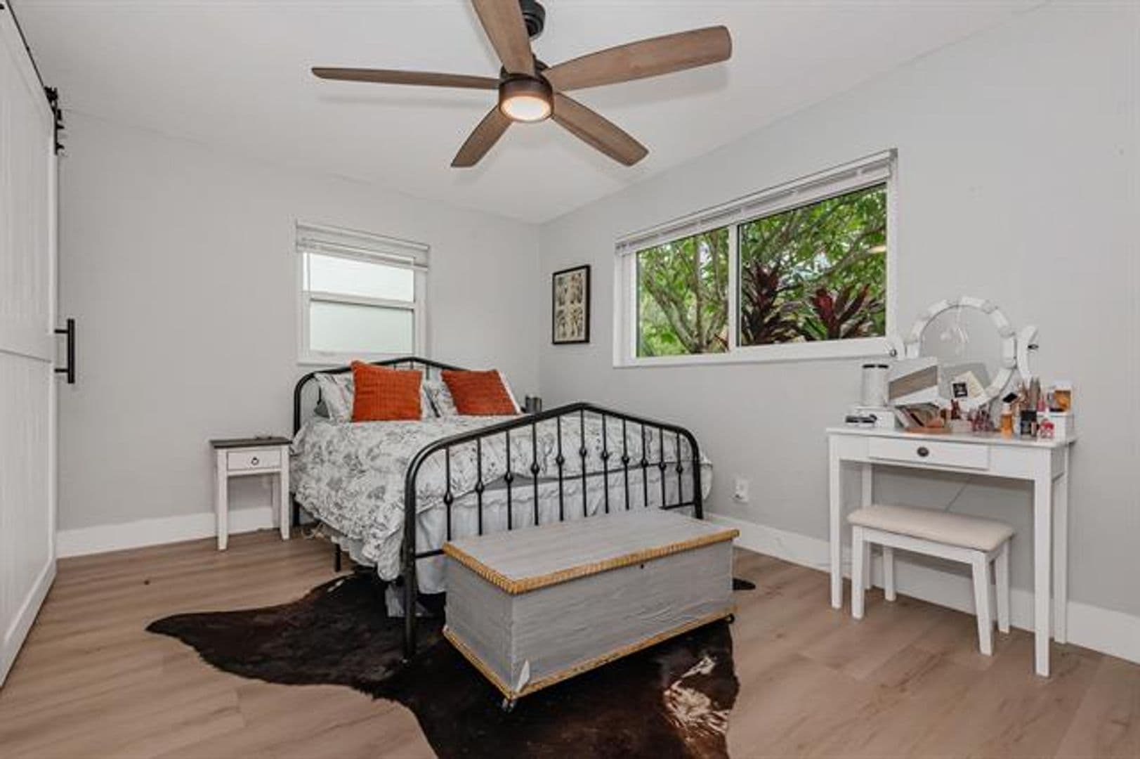 Hollywood House: 5631 Freedom St # 5631