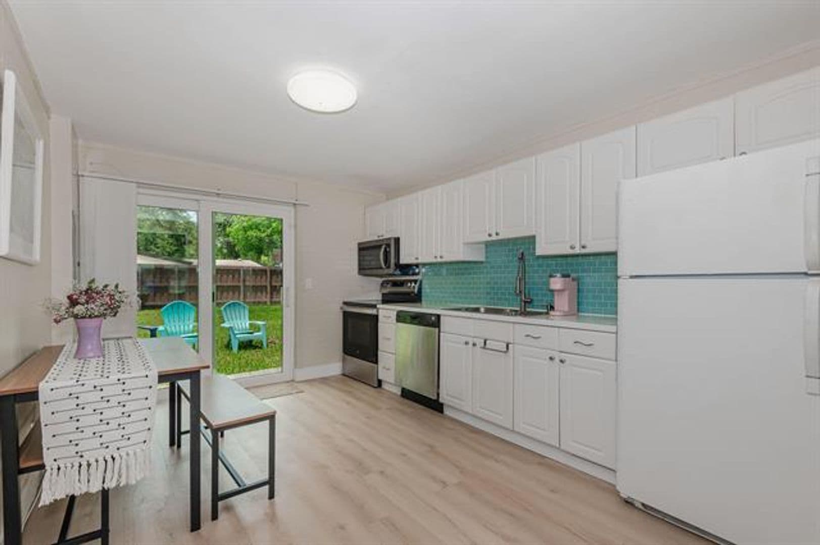 Hollywood House: 5631 Freedom St # 5631