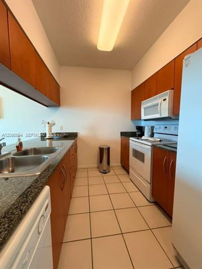 Miami Condo: 1200 Brickell Bay Dr cu-4220