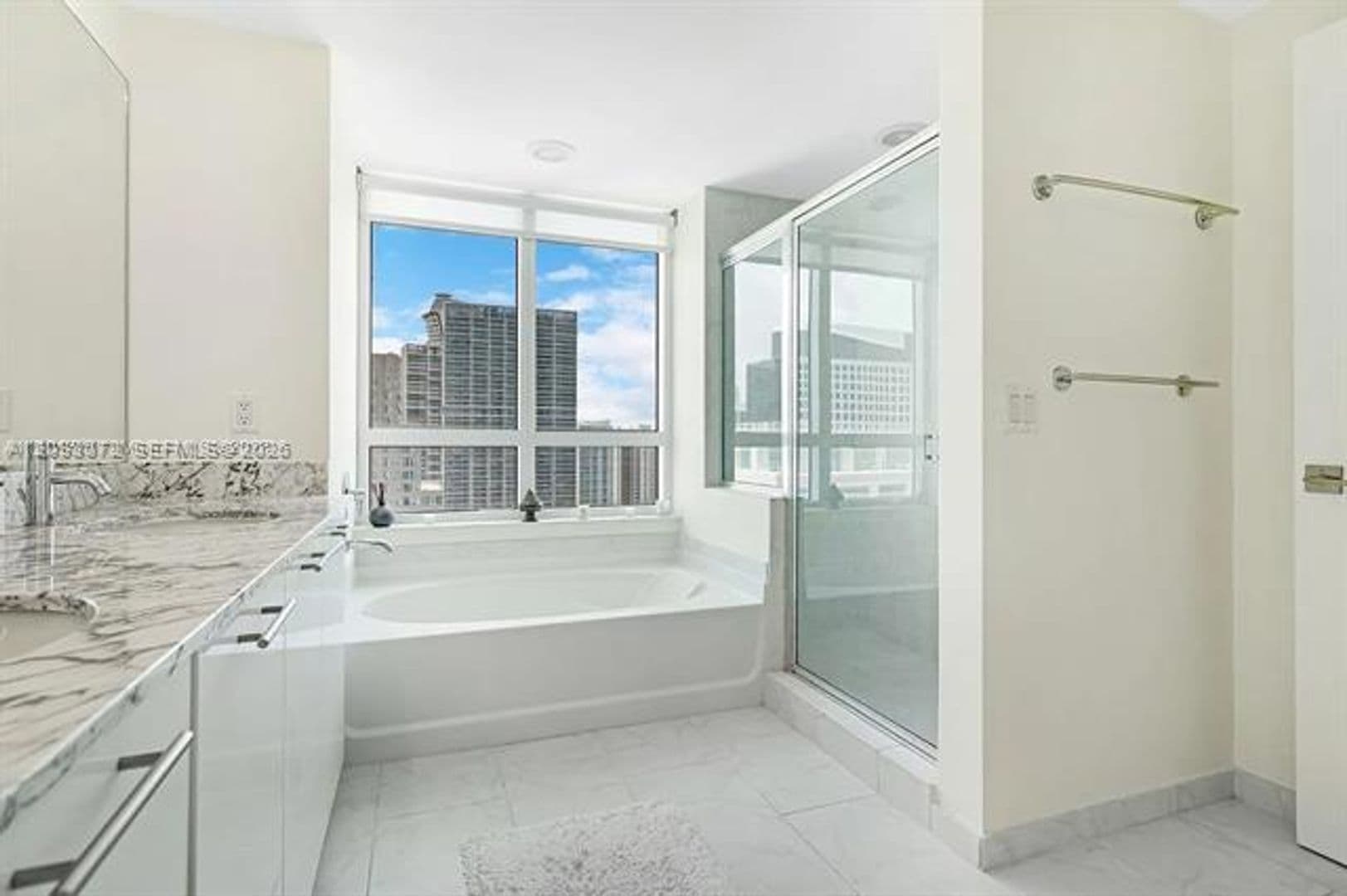 Miami Condo: 950 Brickell Bay Dr cu-3710
