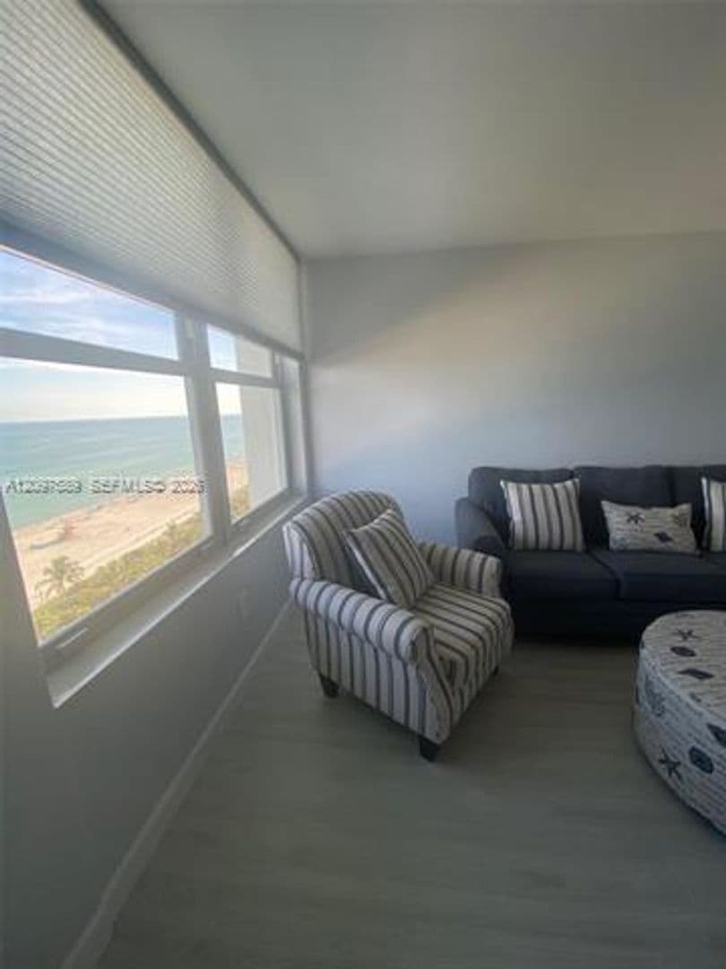 Miami Beach Condo: 2899 Collins Ave cu-1743