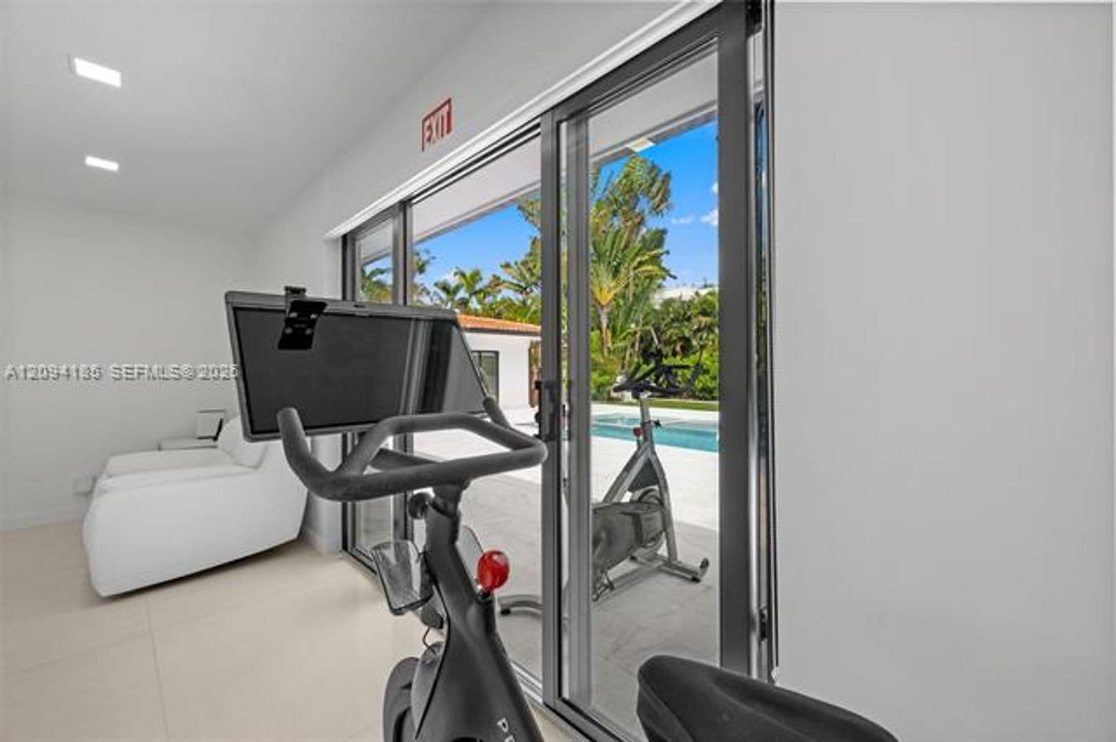 Hollywood House: 1117 Adams St # 1117