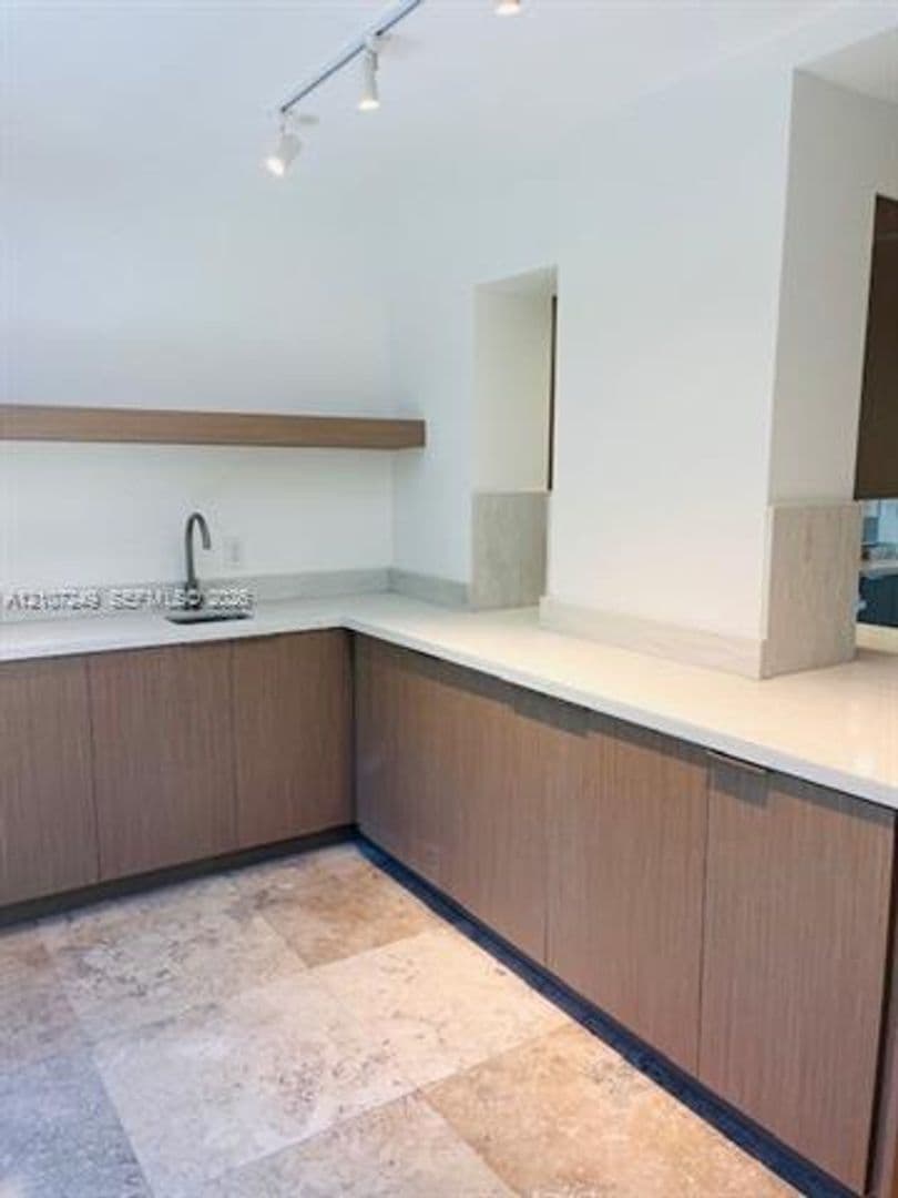 Key Biscayne House: 241 Harbor Dr # 241