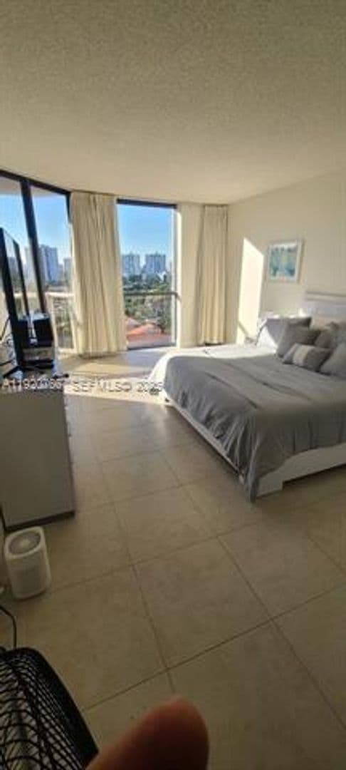 Aventura Condo: 3600 Yacht Club Dr cu-1204