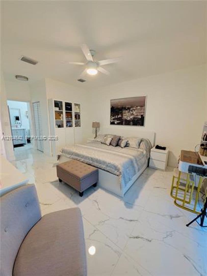 Hialeah House: 8137 NW 199th Ter # 8137