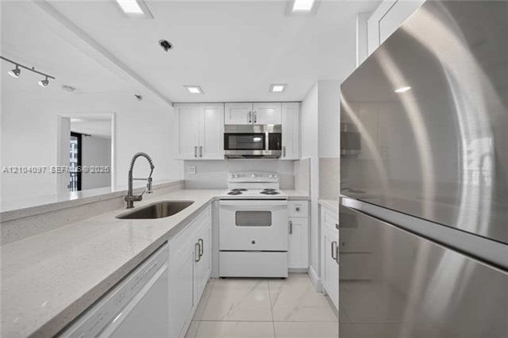 Miami Condo: 540 Brickell Key Dr cu-916