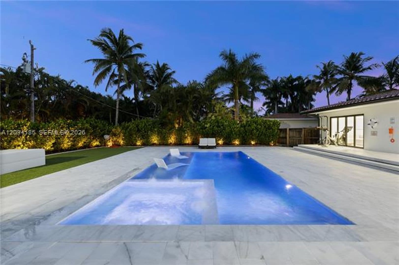 Hollywood House: 1117 Adams St # 1117