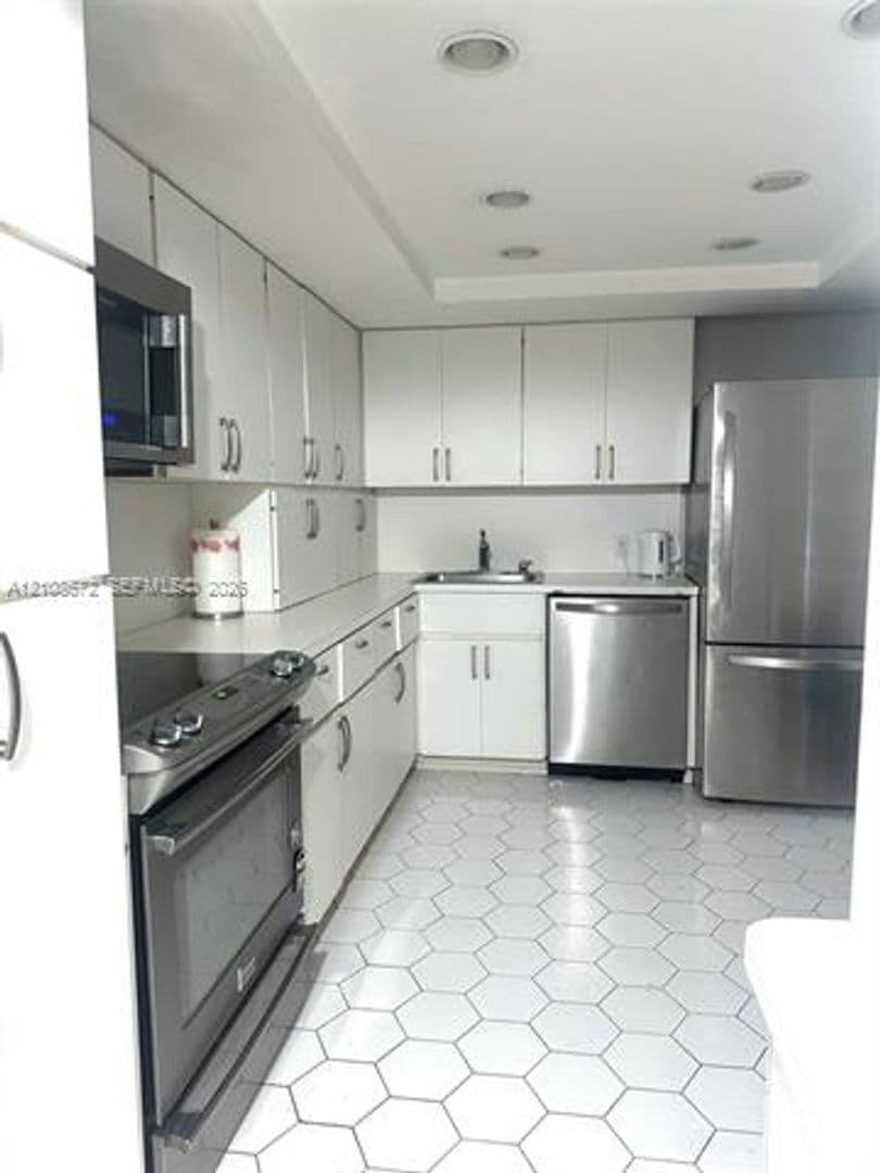 Miami Beach Condo: 5701 Collins Ave cu-301