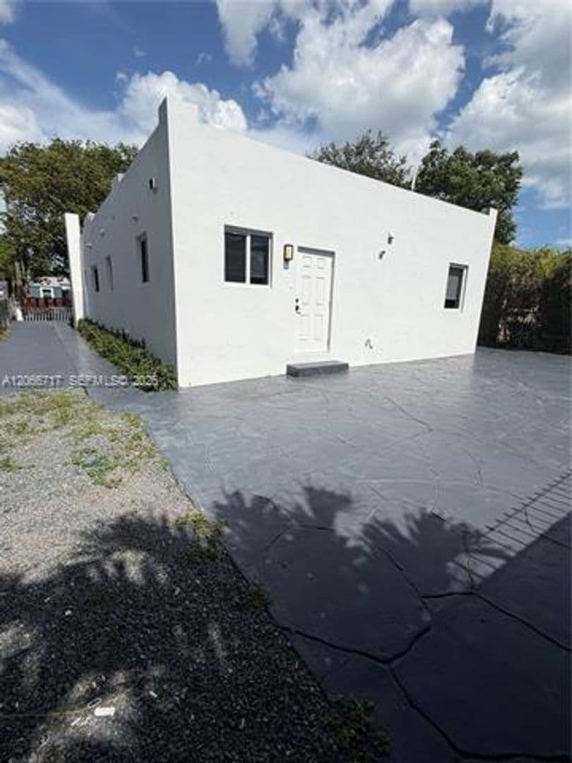 Miami House: 328 SW 15th Ave # 328