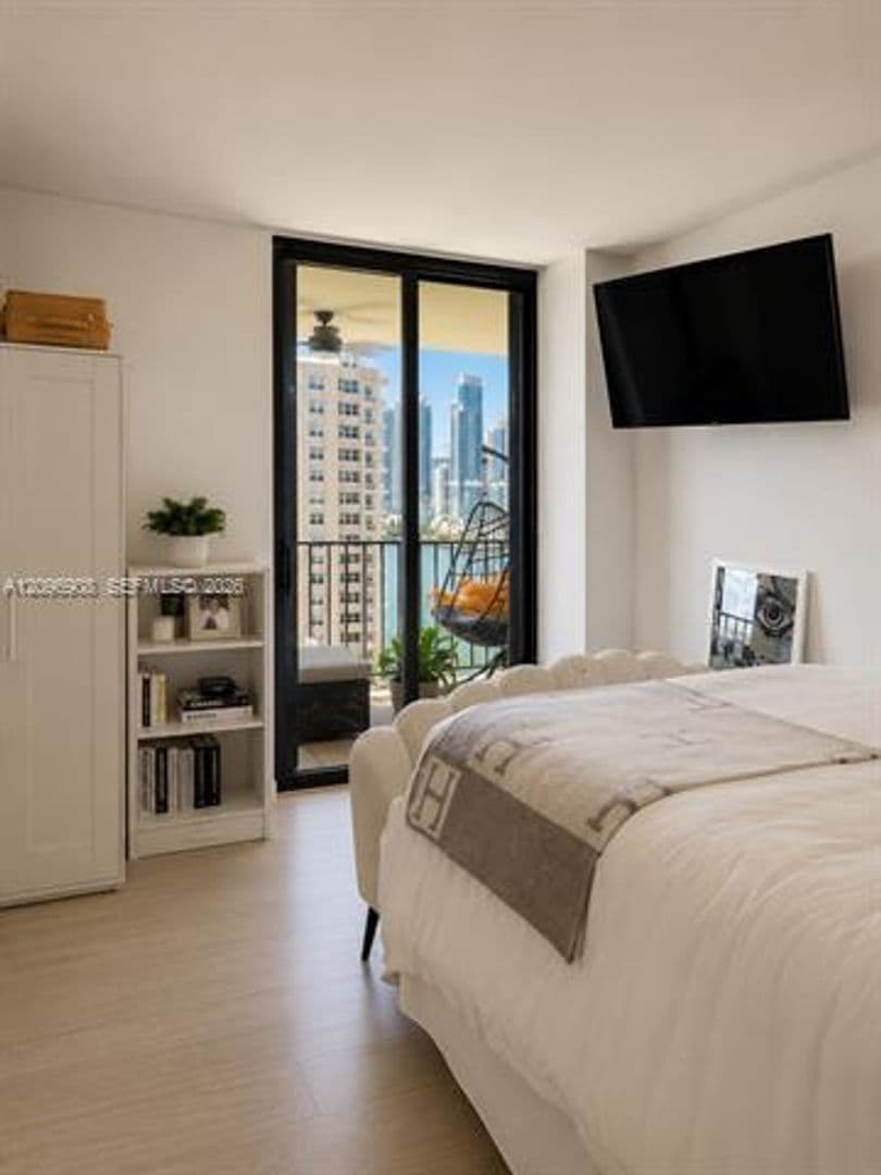 Miami Condo: 520 Brickell Key Dr cu-A1205